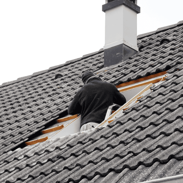 Ouvrier Dumecq et Fils travaillant sur une toiture dans les Landes